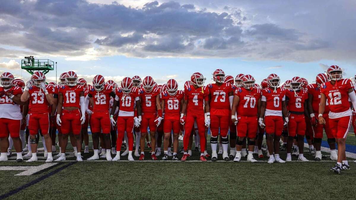 The Mater Dei Monarchs are one of the top high school football teams in the country, but they'll have their hands full with Bishop Gorman.