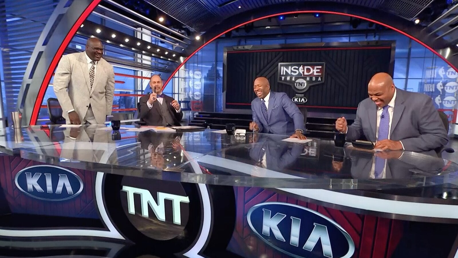Charles Barkley And Fellow 'Inside The NBA' Hosts Re-Up With Warner Bros  Discovery Sports On Eve Of Season Tipoff – Deadline